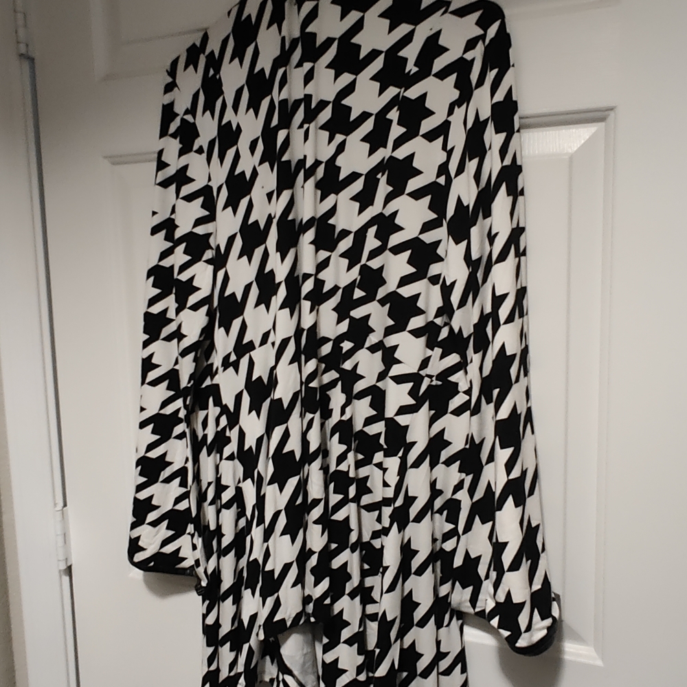 Midnight Velvet Monochrome Houndstooth Top - Picture 2 of 4